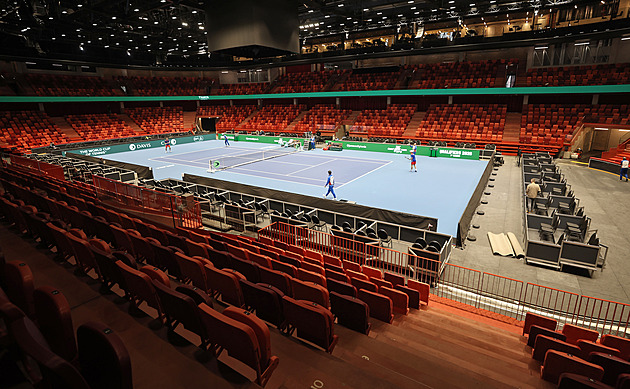 Šlápla do prázdna. V nové jihlavské aréně padají lidé na schodech, jsou nepravidelné