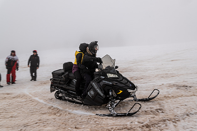 Sněhový supersport umí jezdit po zadním. Má 190koňový dvoutakt