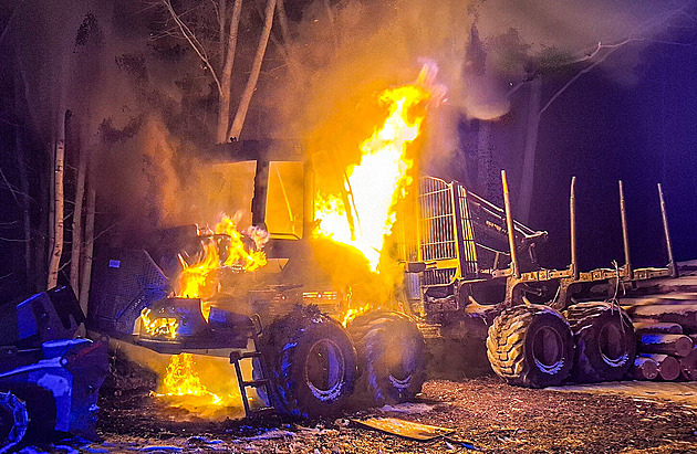 Harvestor vzplál na lesní cestě. Hasiči museli mít kvůli hustému dýmu masky