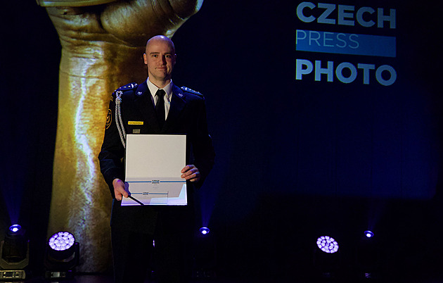 Černý dech benzenu. Jak havárii v Hustopečích objektivem zachytil oceněný hasič