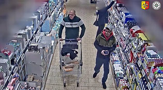 Do krabice naskládali baterie za tisíce a odešli bez placení. Pátrá po nich policie