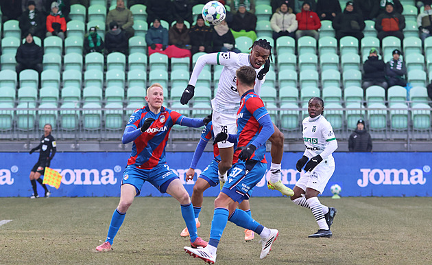 Karvinští fotbalisté hledají střelce. Sázejí na mladého a neklidného Nigerijce