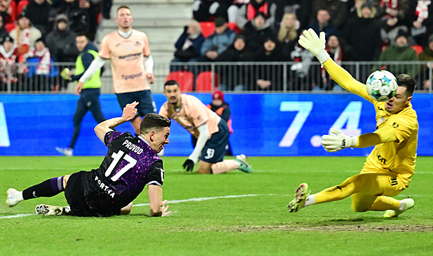Pardubice - Slavia 1:1, hosté drželi vedení i v deseti, před koncem je srazil Vecheta