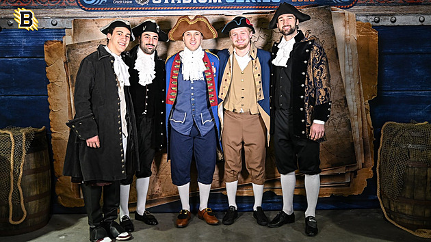 Pastrňák jako generál. Hráči Bostonu a Tampy dorazili na zápas v kostýmech