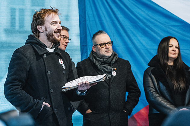 Umělci z demonstrace zareagovali na Klempíře vlastní debatou, zvou i ministra