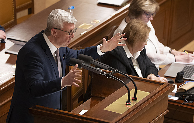 Opozice chtěla propírat Macinkovy SMS, vládní politici ji nechtějí pustit ke slovu