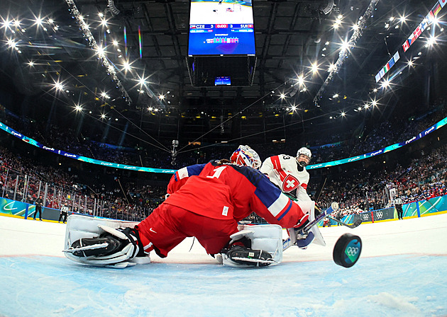 Zahajovací den ZOH 2026: Hokejistky padly i podruhé, při zahájení vzplály dva ohně