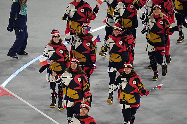 Už jsem tu jako doma! Pastrňáka pobavila hosteska, Charvátovou z vlajky bolely ruce