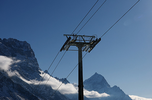Sesuvy půdy, stížnosti. Další bolestivé téma her, nová lanovka v Cortině nejezdí