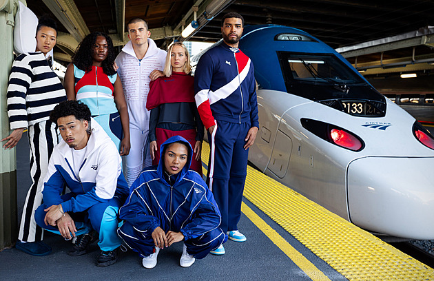 Americký vlakový dopravce uvedl na trh teplákovku za šest tisíc. Lidé se ptají proč