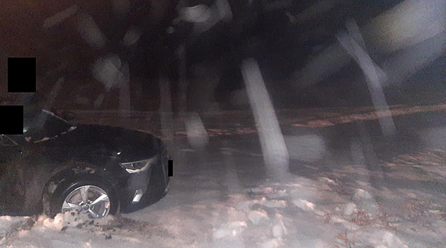 Lopatu do ruky a škodu odpracovat. Mladíci opravili tratě, které poničili autem