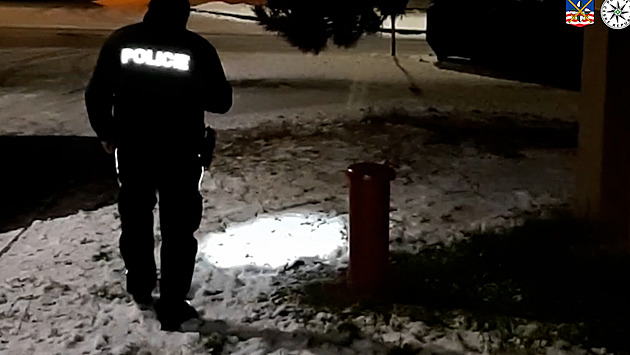 Rvačka cizinců se zvrtla. Útočníkovi selhal nůž, skončil hůře než napadený