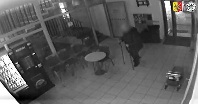 Žena našla protitankovou střelu, v tašce ji dovezla na policii. Museli vyklidit služebnu