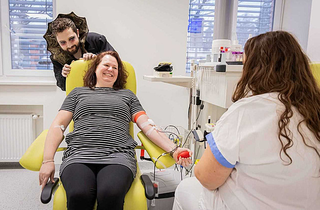 Dárců krve bylo loni o tisíc méně než před rokem. Lákat je bude i Drákula
