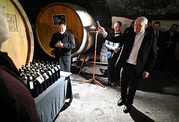 Arcibiskup Nuzík požehnal novým vínům. Při bohoslužbách se promění v krev Kristovu