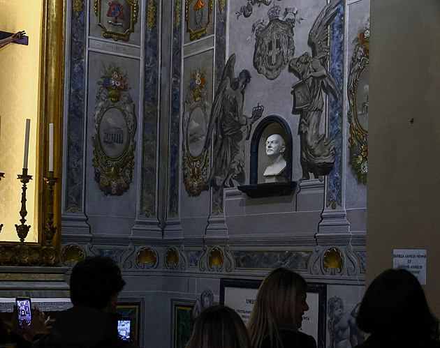 Zrestaurovaný anděl v bazilice vypadá jako Meloniová. Věc prověří památkáři