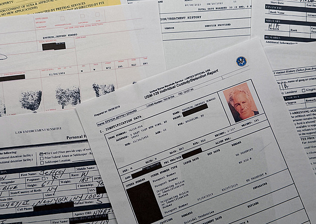 Změna názoru, manželé Clintonovi budou nakonec v kauze Epstein vypovídat