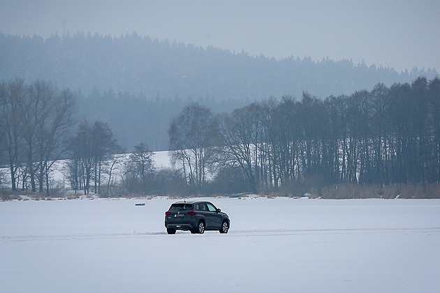 VIDEO: Odvážní řidiči jezdí přes zamrzlé Lipno. Driftaři riskují, že led popraská