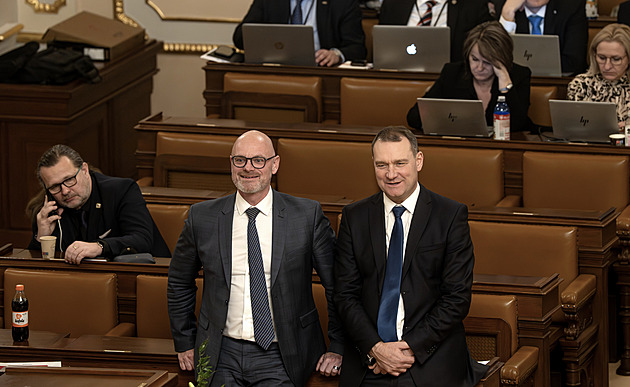 Poslanci budou hlasovat o nedůvěře vládě. Opozice kritizuje Macinku i Babiše