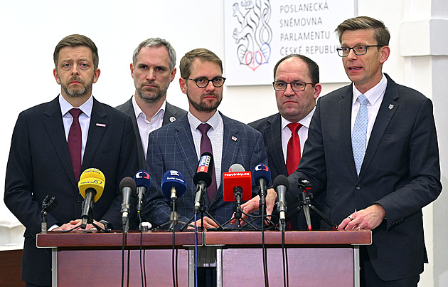 Opozice vyvolá mimořádnou schůzi, i kvůli financování České televize a rozhlasu