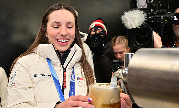 Bouřlivé přivítání pro zlatou Maděrovou. Na festivalu točila pivo, dostala i dort