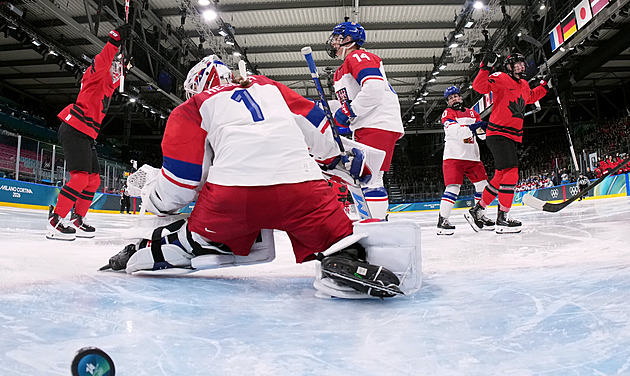 Stálo nás to zápas, vadil hokejistkám metr sudích. A Kanaďanky? Pořád si jen stěžují