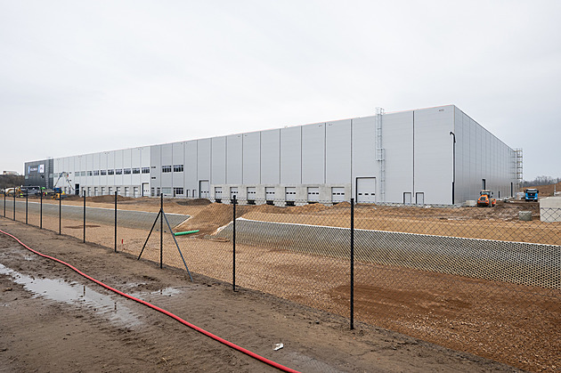 Denně 80 kamionů a 660 dodávek. Vesnice má obavy z nového skladu Rohliku