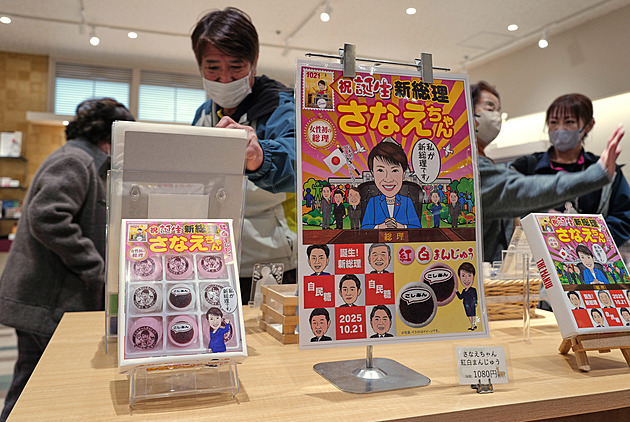 Japonsko zachvátila „sanamánie“. Všichni chtějí kabelku a pero, jako má premiérka