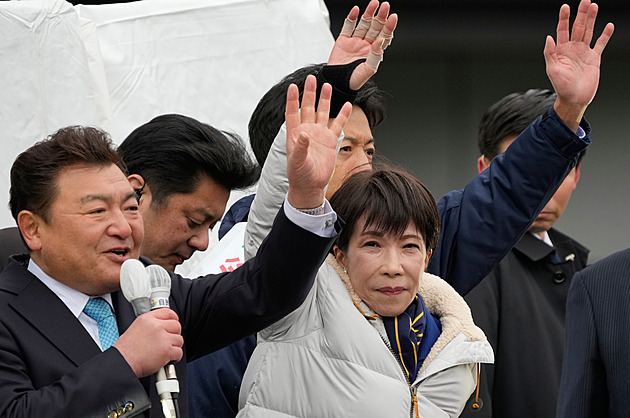 Strana japonské premiérky slaví drtivé vítězství a chystá změny ústavy