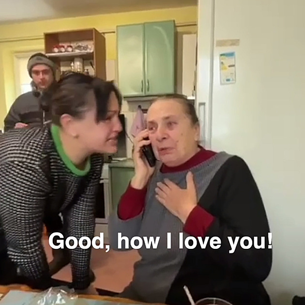 Máš všechno, ruce, nohy? Dojatá matka syna pohřbila, teď se vrátil ze zajetí