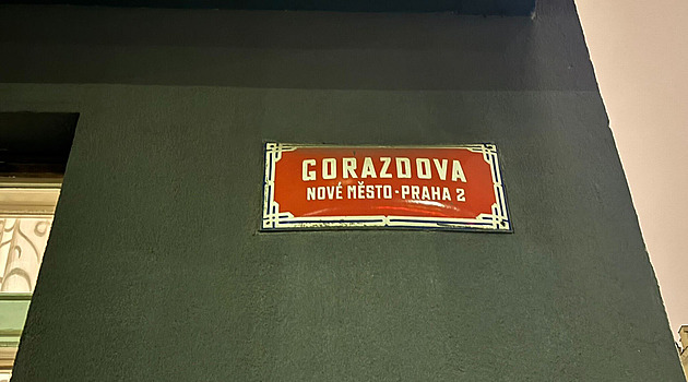 Muž zemřel po pádu z okna, když utíkal před policií. Vyšetřovala u něj záhadné zmizení