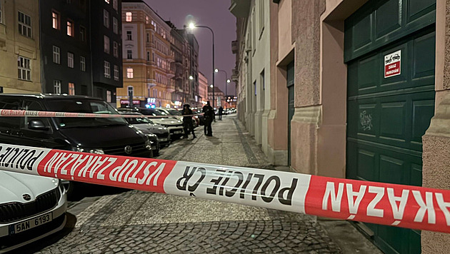Muž v Praze zemřel po pádu z okna, policie už byla na místě kvůli jinému případu