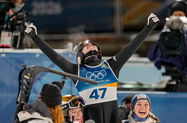 Finále na středním můstku ovládla Norka Strömová, Indráčková bere 18. místo