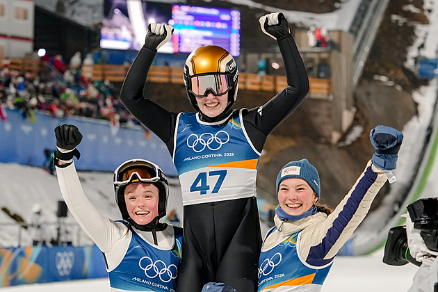 Finále na středním můstku ovládla Norka Strömová, Indráčková bere 18. místo