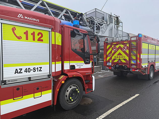 V libereckém nákupním centru hořelo, čtyři lidi vezla záchranka do nemocnice