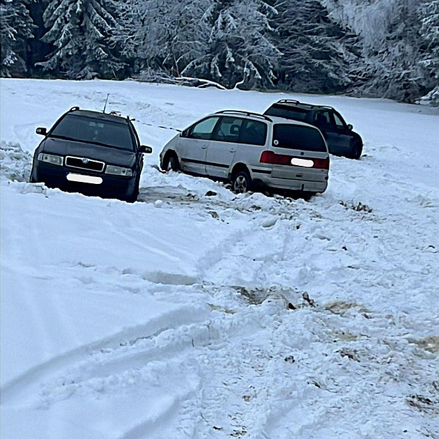 Auta proměnila běžkařskou stopu v oraniště. Pak řidiči udělali nevídanou věc