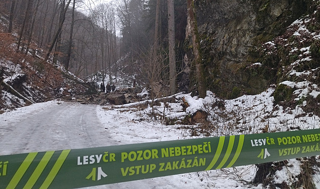Cestu mezi Macochou a Punkevními jeskyněmi zavalila skála, může spadnout další
