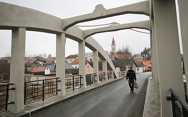 Chlouba obce se vrátila k původní kráse, na secesní most se však nevešel chodník