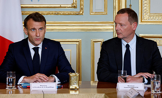 Macronův poradce jednal s představitelem Kremlu Ušakovem, píšou média