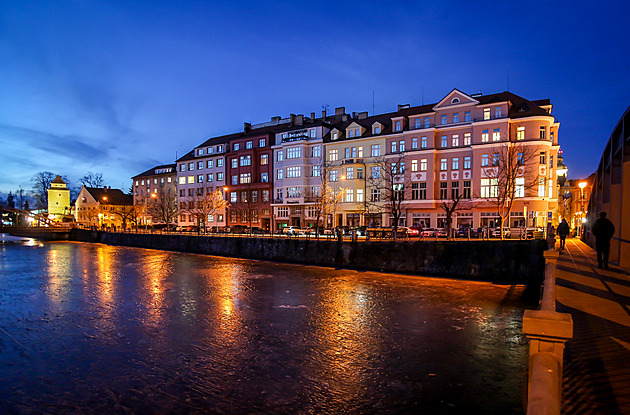 Zátkovo nábřeží v Budějovicích čeká změna. Zmizí auta a vrátí se kavárna Savoy