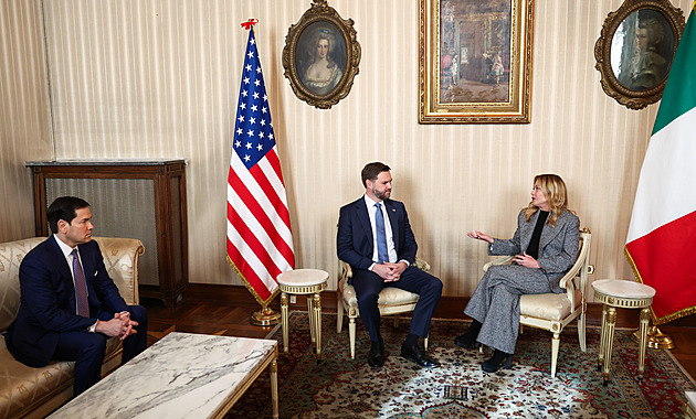 Meloniová mluvila s Vancem o hodnotách. V Miláně se zatím demonstrovalo proti ICE