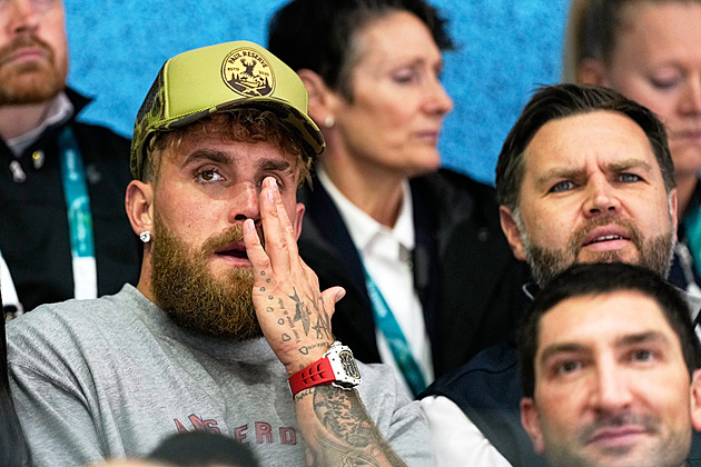 Vance zůstává v Miláně. Na zápase hokejistek mu dělal společnost Jake Paul