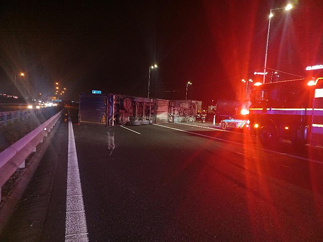 D1 u Modletic zablokoval převrácený kamion, dálnice ve směru na Prahu stojí