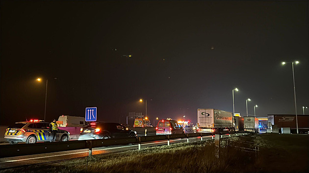 D1 u Modletic zablokoval převrácený kamion, dálnice ve směru na Prahu stojí