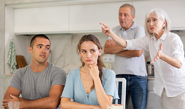 Nedostupnost bydlení v Česku vyvolává konflikt mezi rodiči a dětmi. Má to řešení?