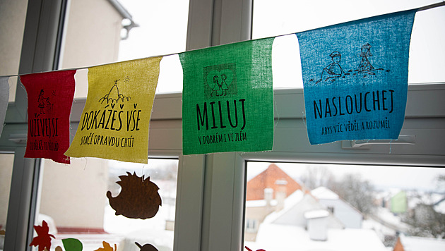 Totalitní praktiky, hrozbu vystřílením neřešili, kritizují školu. Žáci demonstrovali