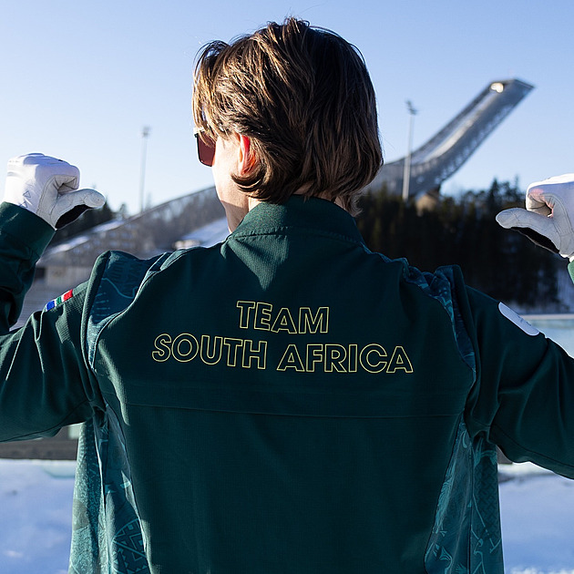 Lyžař z JAR zhodnotil olympijskou kantýnu. Pobavil a za odměnu dostal pizzu s vlajkou