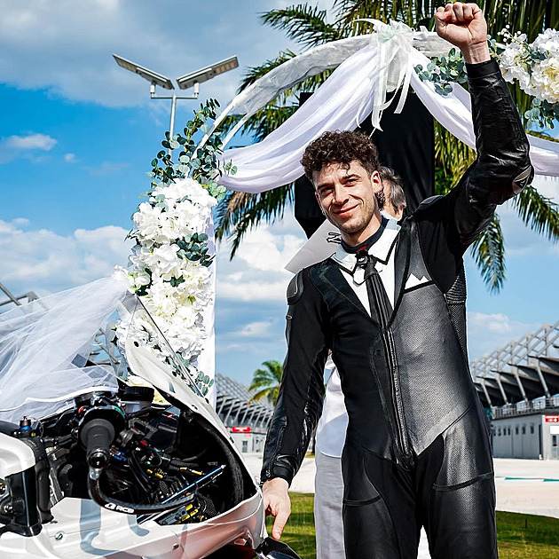 U oltáře s motorkou. Závodník originálně prodloužil smlouvu, svatebčané plakali