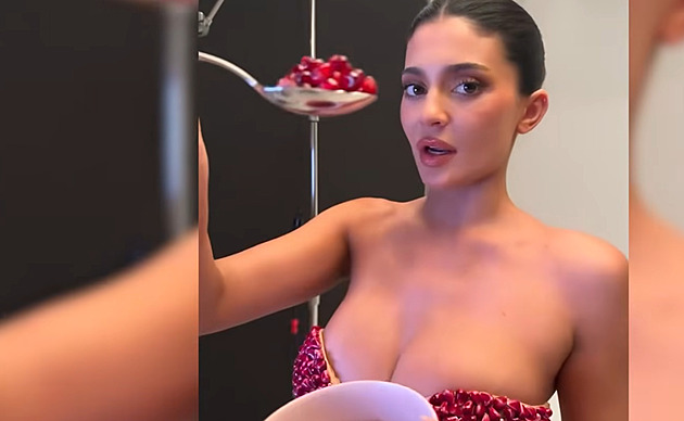 Pravá nebo falešná? Kylie Jenner upoutala pozornost ovocnou podprsenkou