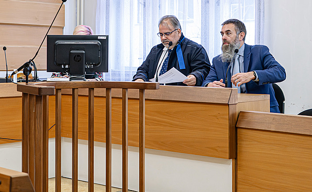 Prezidentova řidiče potrestali za nehodu. V pohotovosti nesmí pít alkohol, řekl soud Prezidentova řidiče potrestali za nehodu. V pohotovosti nesmí pít alkohol, řekl soud